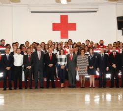 Su Majestad la Reina junto las autoridades y trabajadores de la Cruz Roja Mexicana asistentes al acto