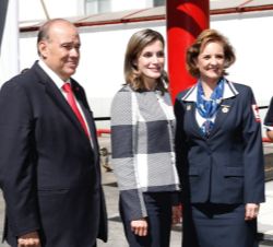 Su majestad la Reina junto al el presidente de Cruz Roja Mexicana, Fernando Suinaga y la presidenta Nacional de Damas Voluntarias, Carmen Lebrija