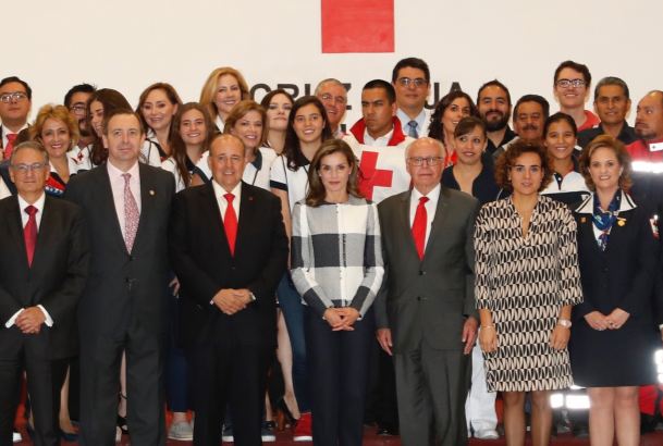 Su Majestad la Reina junto las autoridades y trabajadores de la Cruz Roja Mexicana asistentes al acto
