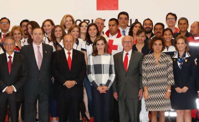 Su Majestad la Reina junto las autoridades y trabajadores de la Cruz Roja Mexicana asistentes al acto