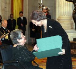 Su Majestad la Reina Doña Sofía entrega el premio a Claribel Alegría