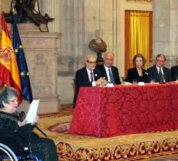 Doña Sofía en la mesa presidencial escucha las palabras de agradecimiento de Claribel Alegría