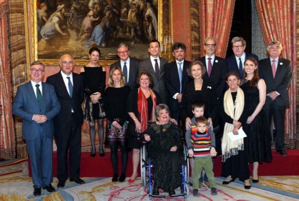 Su Majestad la Reina Doña Sofía junto a la galardonada con el premio Reina Sofía de Poesía Iberoamericana 2017, Claribel Alegría y su familia