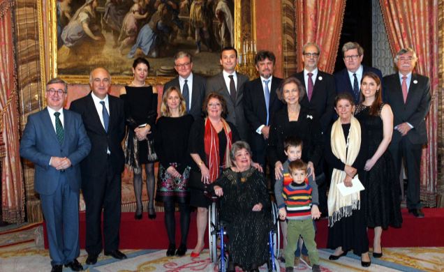 Su Majestad la Reina Doña Sofía junto a la galardonada con el premio Reina Sofía de Poesía Iberoamericana 2017, Claribel Alegría y su familia