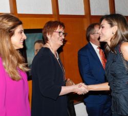 Doña Letizia recibe el saludo de la presidenta de la Unión Internacional Contra el Cáncer, Sanchia Aranda