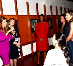 Doña Letizia conversa con Sanchia Aranda; Su Alteza Real Dina Mired de Jordania; la primera dama de Belice, Kim Simplis Barrow; la vicepresidenta de R