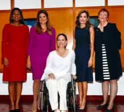 Su Majestad la Reina junto a Sanchia Aranda; Su Alteza Real Dina Mired de Jordania; la primera dama de Belice, Kim Simplis Barrow y la vicepresidenta 