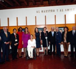 Doña Letizia junto a las autoridades asistentes al encuentro
