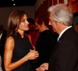 Su Majestad la Reina conversa con el presidente de la República Oriental del Uruguay, Su Excelencia Tabaré Vázquez