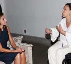 Doña Letizia durante el encuentro que mantuvo con la vicepresidenta de República Argentina, Gabriela Michetti