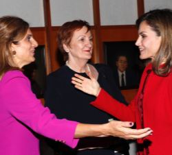 Doña Letizia junto a la presidenta de la Unión Internacional Contra el Cáncer, Sanchia Aranda y la presidenta electa de la Unión Internacional Contra 