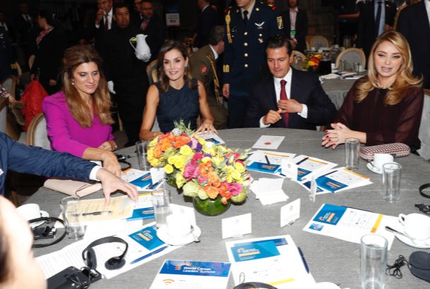 Doña Letizia en una de las mesas redondas de trabajo