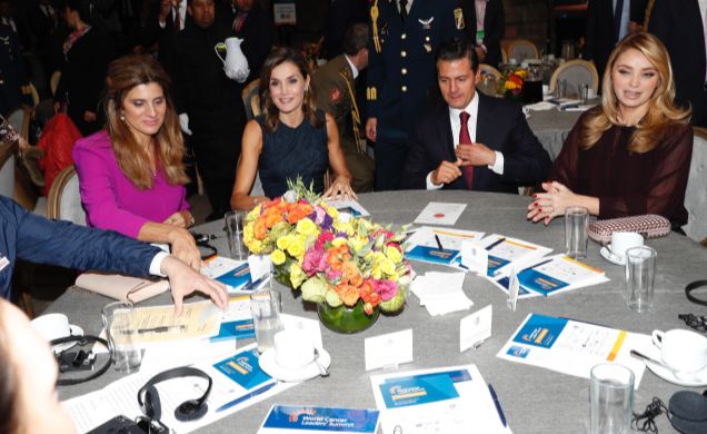 Doña Letizia en una de las mesas redondas de trabajo