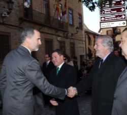 Su Majestad el Rey recibe el saludo del ministro de Educación, Cultura y Deporte, Íñigo Méndez de Vigo