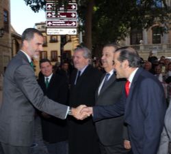 Su Majestad el Rey recibe el saludo del delegado del Gobierno en la Comunidad Autónoma de Castilla-La Mancha, José Julián Gregorio