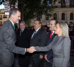 Su Majestad el Rey recibe el saludo de la alcaldesa de Toledo, Milagros Tolón