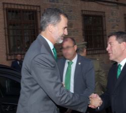 Su Majestad el Rey recibe el saludo del presidente de la Junta de Comunidades de Castilla-La Mancha, Emiliano García-Page