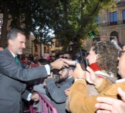 Don Felipe recibe el saludo de las personas que le esperaban a su llegada a Toledo