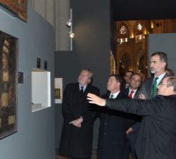 Don Felipe durante el recorrido por la exposición