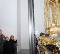 Don Felipe durante el recorrido por la exposición