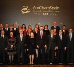 Su Majestad el Rey junto a los miembros de la junta de gobierno de la Cámara de Comercio de los Estados Unidos de América en España y autoridades invi