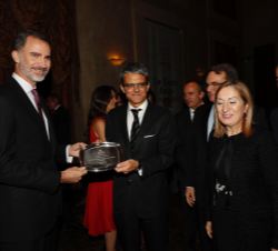Don Felipe recoge una bandeja de plata con una inscripción conmemorativa con ocasión del centenario de la Cámara 