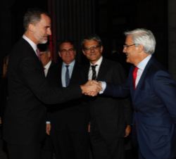 Su Majestad el Rey recibe el saludo del director general del Teatro Real, Ignacio García-Belenguer