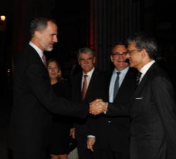 Su Majestad el Rey recibe el saludo del presidente de la Cámara de Comercio los Estados Unidos de América en España, Jaime Malet