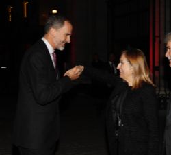 Su Majestad el Rey recibe el saludo de la presidenta del Congreso de los Diputados, Ana Pastor