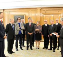 Don Felipe escucha las palabras del ministro de Asustos Exteriores y de Cooperación, Alfonso María Dastis Quecedo , durante la audiencia