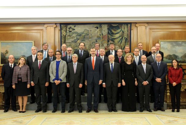 Su Majestad el Rey junto a los miembros del Alto Patronato y Consejo Rector de la Casa de América