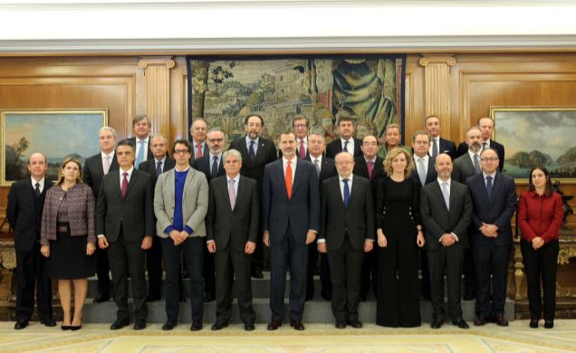 Su Majestad el Rey junto a los miembros del Alto Patronato y Consejo Rector de la Casa de América