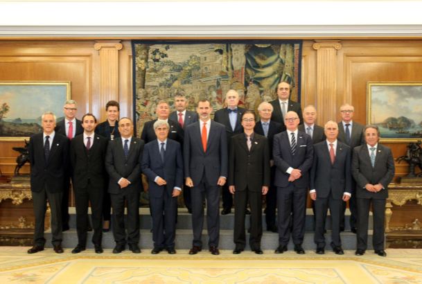 Su Majestad el Rey junto a los miembros del Comité Organizador del 34º Congreso Mundial Veterinario