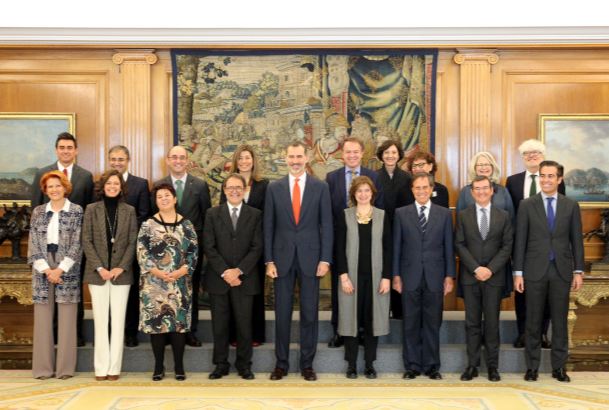 Su Majestad el Rey junto a la junta directiva de PHotoESPAÑA