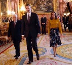Sus Majestades los Reyes y Su Excelencia Mahmoud Abbas, se dirigen a la Saleta de Gasparini, donde recibieron el saludo de los invitados al almuerzo