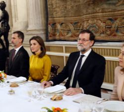 Sus Majestades los Reyes y Su Excelencia Mahmoud Abbas en la mesa presidencial, junto al presidente del Gobierno, Mariano Rajoy, y la presidenta del C