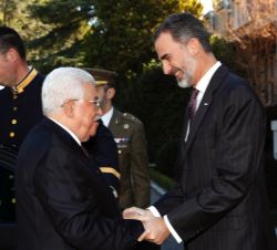 Su Majestad el Rey recibe a su llegada a Su Excelencia el Presidente de Palestina, Mahmoud Abbas