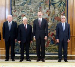 Su Majestad el Rey junto al Presidente de Palestina, Mahmoud Abbas, y las respectivas delegaciones 
