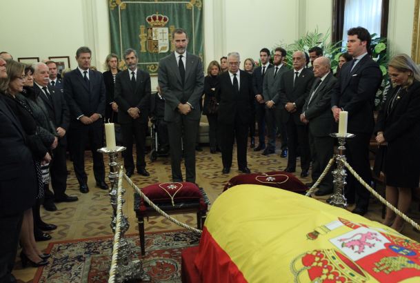 Su Majestad el Rey ante el féretro de D. José Manuel Maza