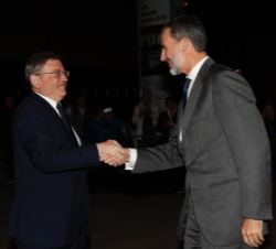Su Majestad el Rey recibe el saludo del presidente de la Generalitat Valenciana, Ximo Puig, a su llegada al Auditorio de la Diputación de Alicante