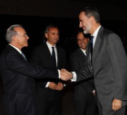 Su Majestad el Rey recibe el saludo del presidente de la Fundación Bancaria “la Caixa” y presidente de la Confederación Española de Direct