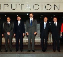 Fotografía de grupo de Su Majestad el Rey con las autoridades asistentes al acto