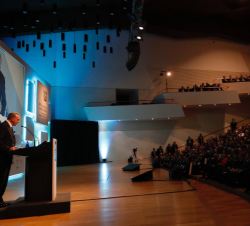 Vista general del Auditorio durante la intervención del presidente de la Fundación Bancaria “la Caixa” y presidente de la Confederación Es
