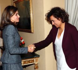 Su Majestad la Reina recibe el saludo de la ministra de Sanidad, Servicios Sociales e Igualdad y presidenta del Real Patronato sobre Discapacidad, Dol