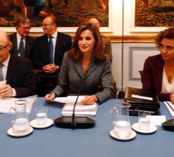 Su Majestad la Reina durante la reunión, acompañada por la ministra de Sanidad, Servicios Sociales e Igualdad y presidenta del Real Patronato sobre Di