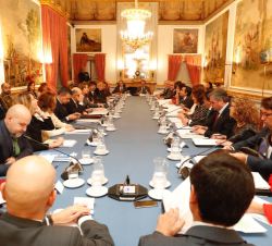 Vista general de la mesa durante la reunión del Consejo del Real Patronato sobre Discapacidad 