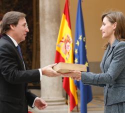 Su Majestad la Reina entrega el "Premio Reina Letizia de Promoción de la Inserción Laboral de Personas con Discapacidad 2016" al presidente 