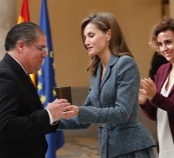 Su Majestad la Reina entrega el "Premio Reina Letizia de Accesibilidad Universal de Municipios, Candidaturas Latinoamericanas 2016" en la Mo