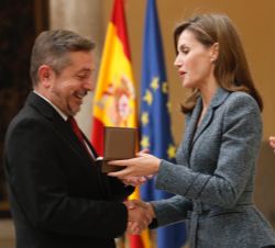 Su Majestad la Reina entrega el "Premio Reina Letizia de Accesibilidad Universal de Municipios, Candidaturas Españolas 2016" en la Modalidad