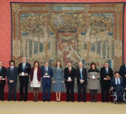Fotografía de grupo de Su Majestad la Reina con las autoridades y los premiados